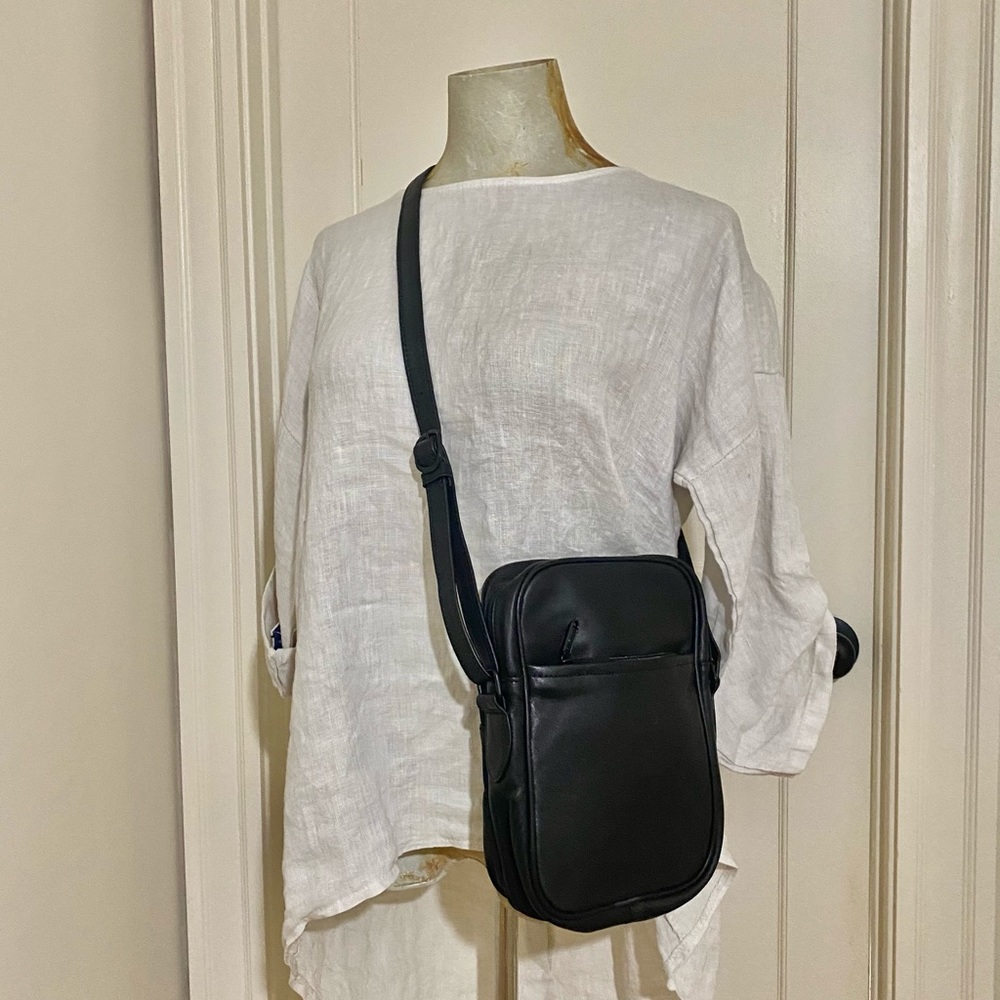 BUGATTI...leather cross body bag - Picture 5 of 8
